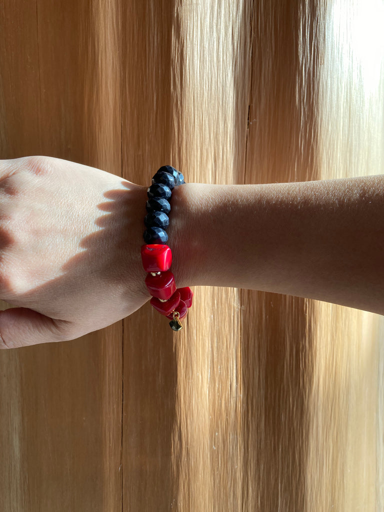 Red dyed coral and black jet sensu bracelet