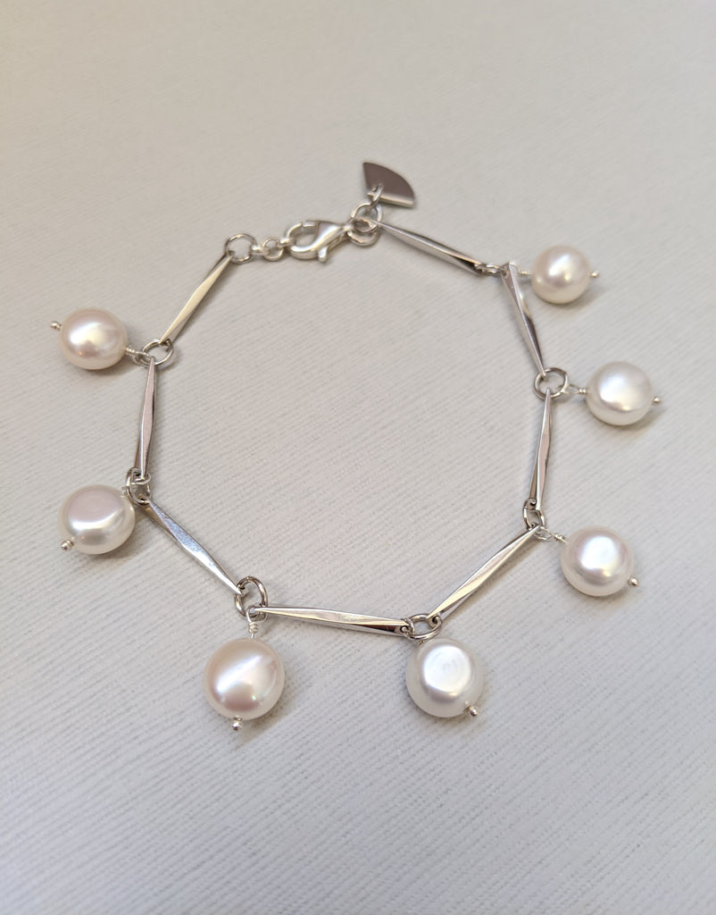 Button freshwater pearl and sensu bracelet